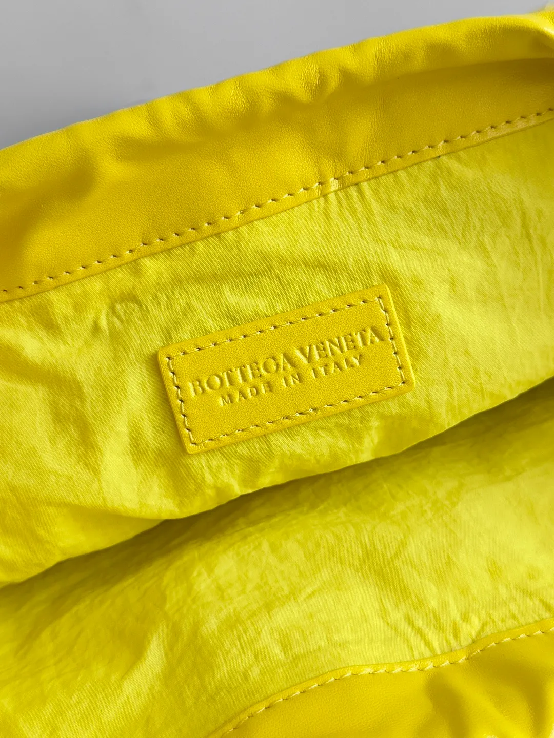 Batch 1560 Armpit bags have become a fashionable item that every girl has in their hands in recent years🛍️. The elegant and simple style has won the love of many people of different ages. However, there is an unavoidable trouble with armpit bags, that is, the capacity is too small, and BOTTEGA VENETA’s new Dustbag Considering people's travel needs, the capacity of garbage bags has been greatly upgraded. Folding umbrellas, water cups, and girls' makeup powder and lipstick can all be accommodated. It is very light and resistant to dirt. Even if you have a lot of things when traveling, it can reduce the burden to a certain extent. The shoulder straps are buckled and can be changed at will. It can be used for hand holding or as the liner of a large bag. After the drawstring is drawn, it looks like a cloud bag. It is very suitable for concave styling when traveling in summer🙋🏻‍♀️ Style number: 796728 Size: 32*23*1cm